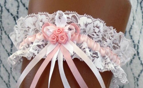 бело-розовая свадебная подвязка из стрейч  кружева фото