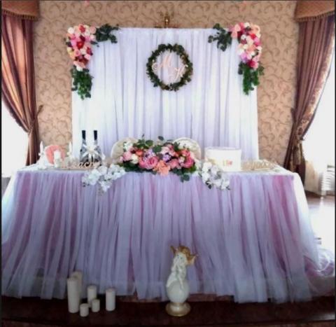 белый свадебный президиум с яркими цветочными композициями