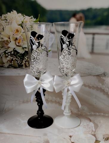 жених и невеста в танце бокалы на свадьбу с бантиками