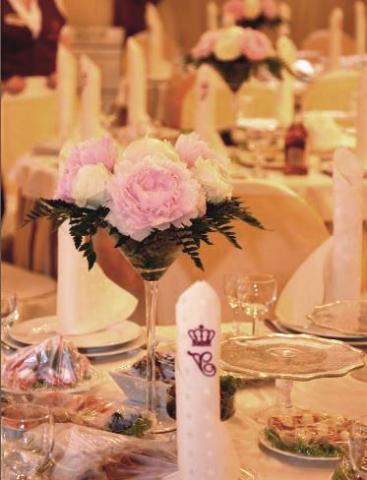 букеты на гостевые столы с розовыми пионами аренда