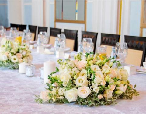 кремовая цветочная композиция на столы гостей на свадьбе