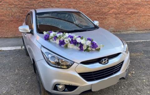 бело-фиолетовое украшение на машину на капот цветочное