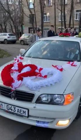 сердца на капот свадебной машины и лента с бантиками