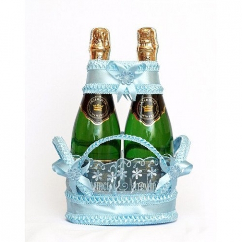 голубая корзиночка для свадебных бутылок