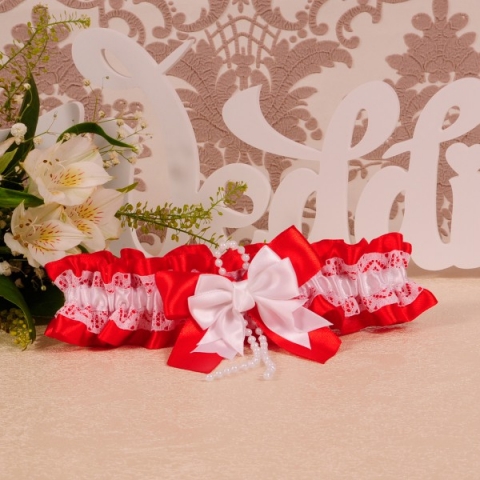 красная шелковая подвязка невесты фото