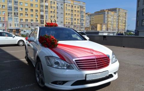 красные украшения на машину