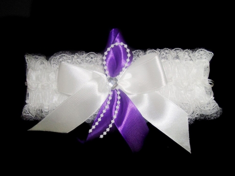 подвязка невесты с фиолетовым