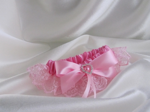 розовая подвязка невесты фото