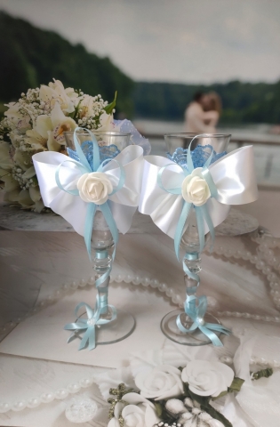 бело-голубые свадебные бокалы фото
