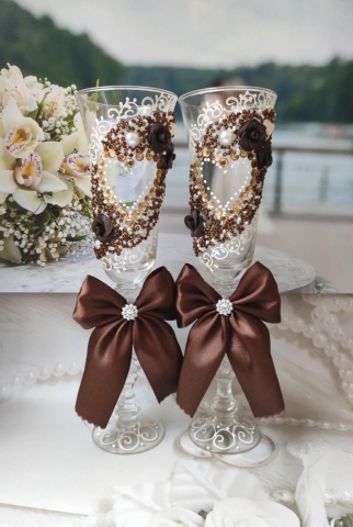 коричневые свадебные бокалы с сердцами фото