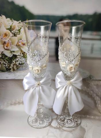 белые бокалы на свадьбу фото