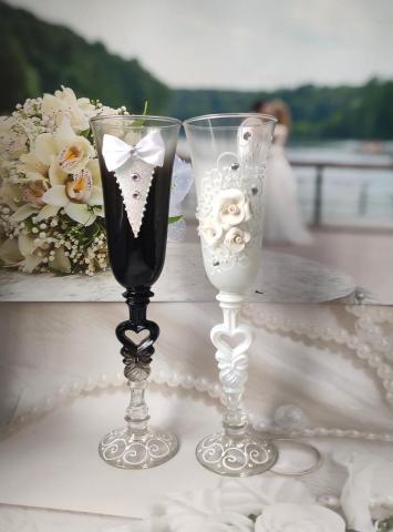 классические свадебные бокалы жених и невеста фото