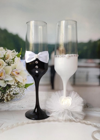бокалы на свадьбу белые жених и невеста фото