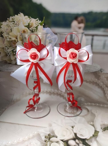 красно-белые свадебные фужеры фото