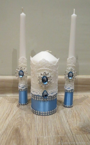 голубые свечи на свадьбу с брошками и кружевом фото