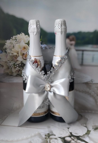серебристое украшение на свадебное шампанское фото