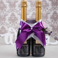 сиренево-фиолетовое украшение на свадебное шампанское фото