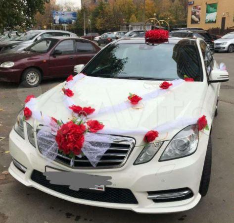 красный комплект на свадебную машину из искуссвенных цветов и лент