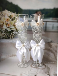 белые свадебные бокалы для белой свадьбы фото