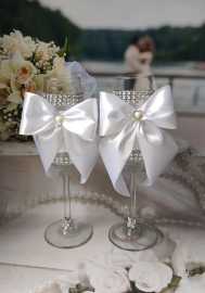 белые бокалы на свадбу с бантами фото