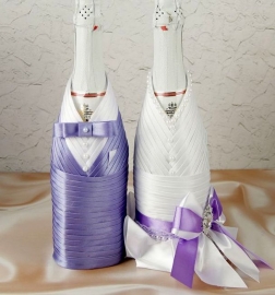 сиреневые чехлы на свадебное шампанское жених и невеста
