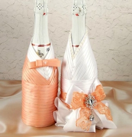 персиковые чехлы на шампанское жених Невеста