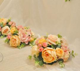 персиковые цветочные композиции для свадебных столов