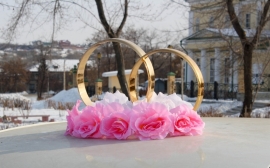кольца на машину с бело-розовыми розами фото