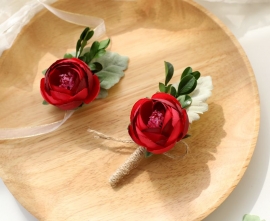Комплект: бутоньерка для Жениха, цветы на руку для невесты. Красные 001106