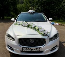 белая цветочная лента на машину, кольца на машину на свадьбу
