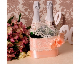 корзиночка для свадебного шампанского персиковая с кружевом премиум фото