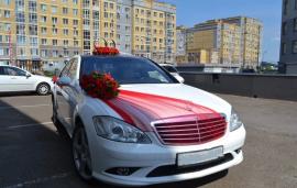 бордовые украшения на машину на свадьбу красные украшения на машину