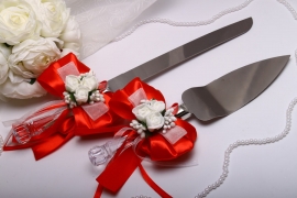 нож и лопатка для свадебного торта в красном цвете