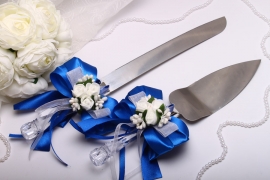 нож и лопатка для свадебного торта с букетами 