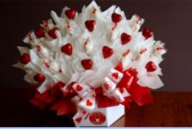 Подарок девушке на День Святого Валентина, 14 февраля- букет из конфет 001586