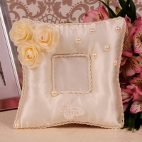 Подушечка для колец с красивой серединкой и розами айвори 001011