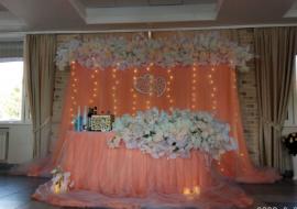 персиковый президиум для молодоженов на свадьбу