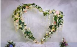цветочная арка  с сердцем фотозона на свадьбу