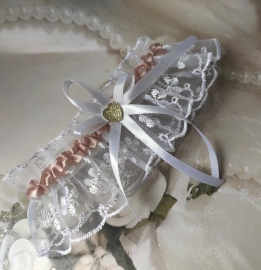 Свадебная подвязка белая с пудровой лентой 01171