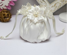Свадебная сумочка молочная с цветком и кружевом 002019