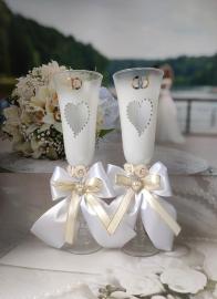 белые свадебные бокалы с бантами белыеми и айвори фото