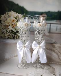 Свадебные бокалы белые с серебристыми стразами &quot; Любовь&quot; 2шт.  200265