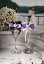 свадебные бокалы с сиреневыми бантами жених и невеста