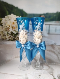 бирюзовые бокалы на бирюзовую свадьбу с бантами фото