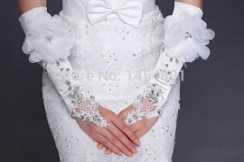 свадебные перчатки с крупными стразами, кружевом и цветком