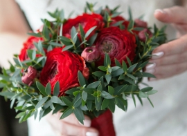 букет из красных ранускулюсов дублер на свадьбу фото