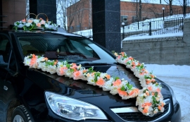 цветы на капот свадебной машины фото персиковые