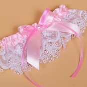 кружевная свадебная подвязка с розовым декором 