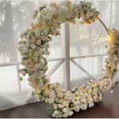 круглая цветочная фотозона на свадьбу