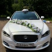 белая цветочная лента на машину, кольца на машину на свадьбу